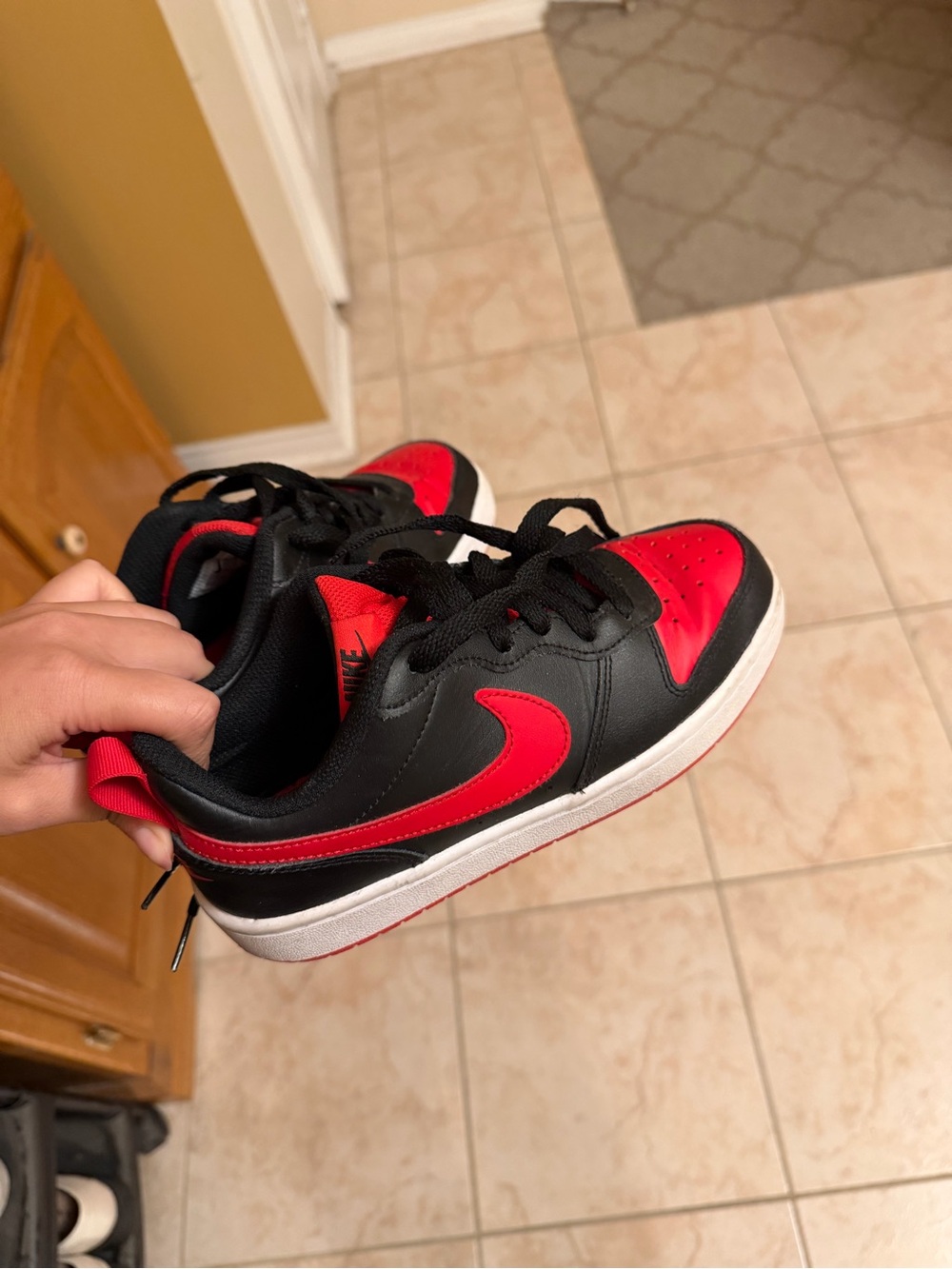 Nike Kids Black and Red Low-Top Sneakers